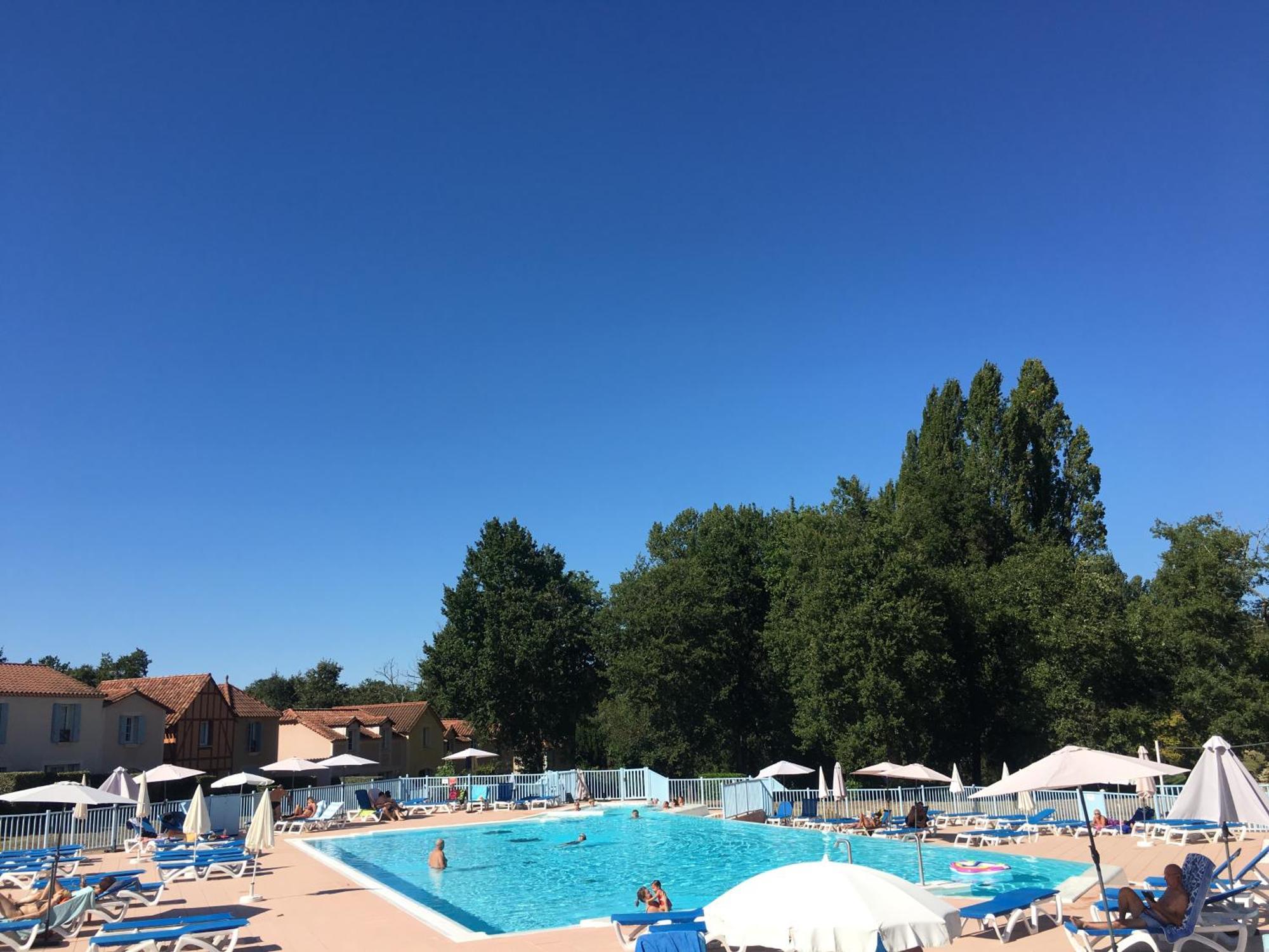 Charmant T2 / 5 pers.dans résidence avec PISCINE CHAUFFEE Monflanquin Extérieur photo